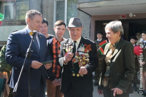 В канун Дня Великой Победы Помощник Президента - инспектор по Гомельской области Юрий Горлов вручил памятный нагрудный знак ветерану войны Алексею Головацкому