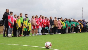 В Радуге открыли
площадку для мини-футбола