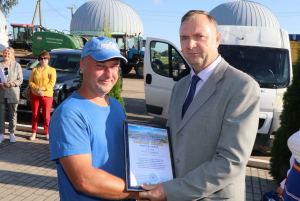 Вручены награды водителям-тысячникам Сергею Заранкову и Игорю Козлову. Оба являются работниками агрофирмы им. Лебедева