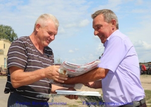 В ОАО «Немки» на зерноуборочный олимп славы поднялся водитель Леонид Медведёв