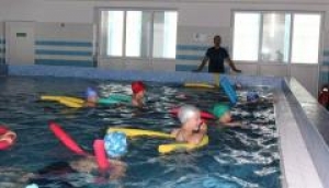 В ветковском бассейне «Виктория» стартовал пилотный проект по обучению детей школьного возраста держаться на воде и плаванию