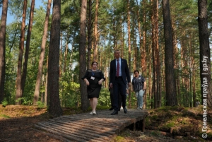 Первым пунктом рабочей поездки Дмитрия Крутого в Гомельскую область стала памятная зона "Рубеж" на границе Лельчицкого и Житковичского районов