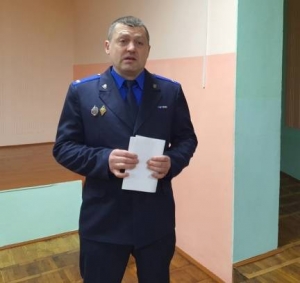 С учащимися старших классов гимназии города Ветки встретились начальник Ветковского РОСК Сергей Худяков и заместитель прокурора Геннадий Емельянченко