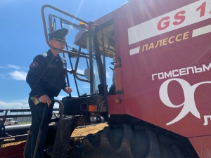 Уборочная под пристальным присмотром спасателей